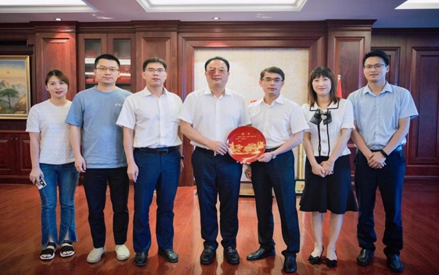 市招商办向我市首批“招商大使”颁发聘书