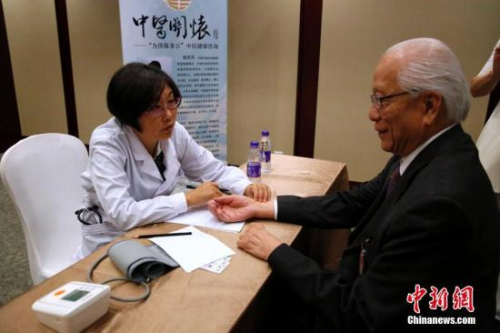 图为海外侨胞接受中医诊疗。中新社记者 李慧思 摄