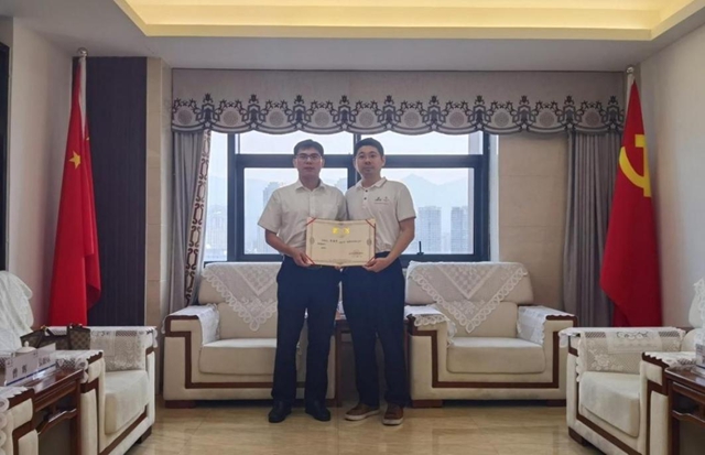 市招商办向我市首批“招商大使”颁发聘书