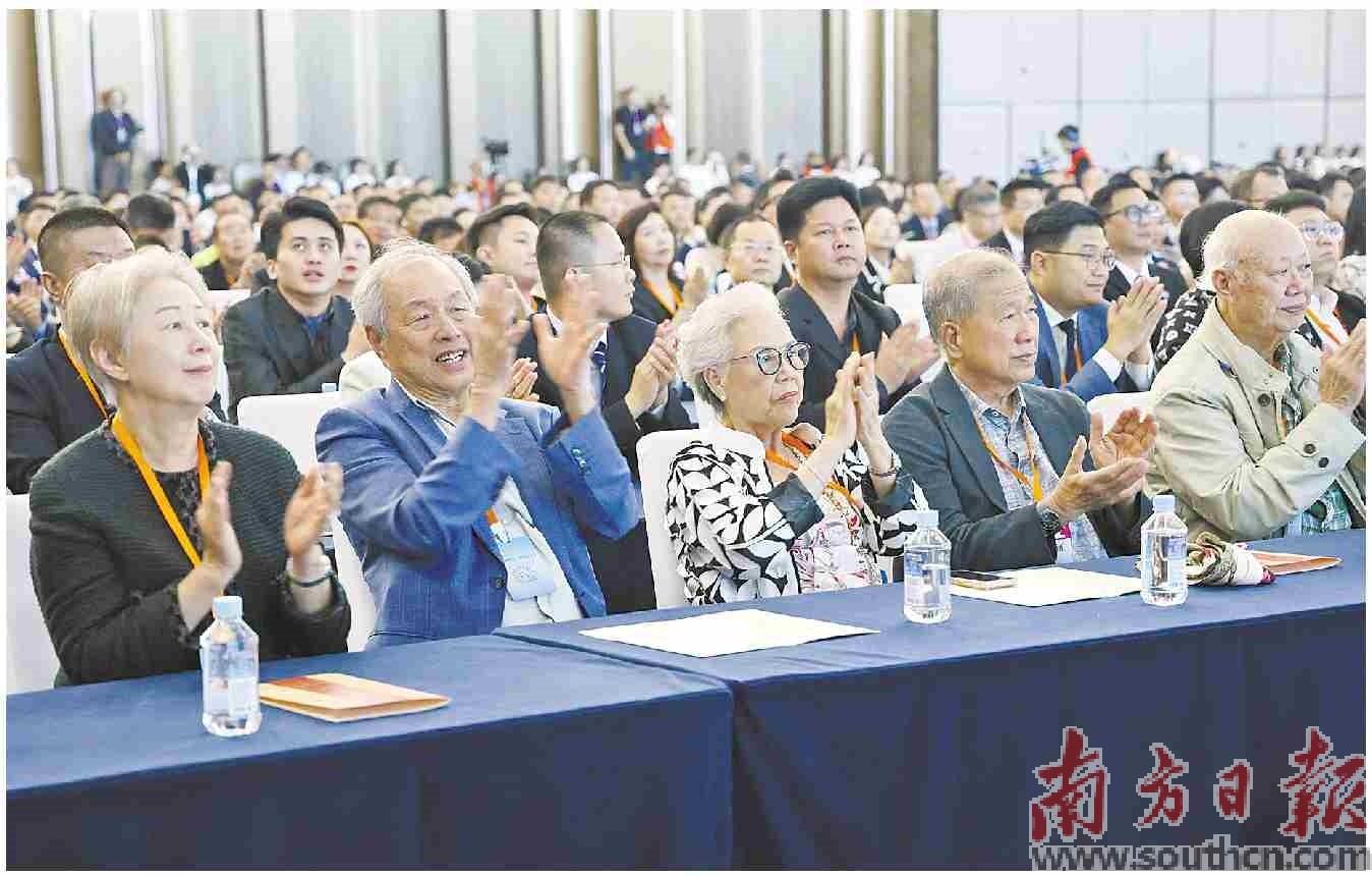 “两大盛会”闭幕式上，潮侨潮商热烈鼓掌。南方日报记者 郑淼鑫 摄