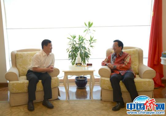 图为代表团拜访中国驻马来西亚大使黄惠康 李荣 摄