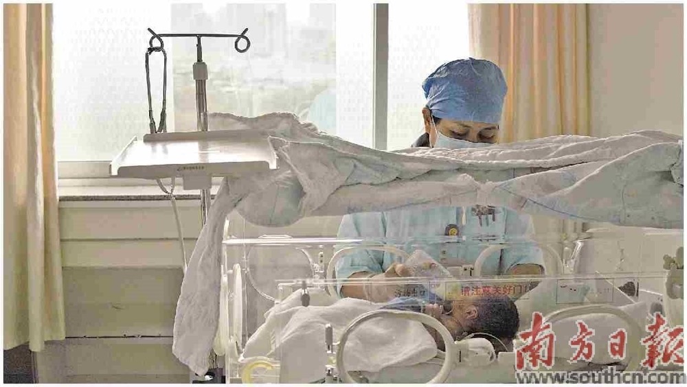 广东连续7年成为全国第一生育大省。图为医护人员正在照顾幼儿。南方日报记者 石磊 摄