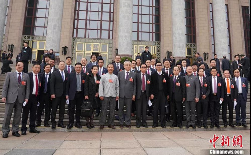 海外列席侨胞在人民大会堂前合影。 　　中新社记者 毛建军 摄