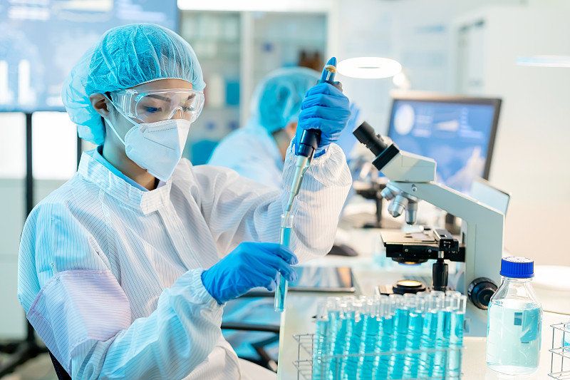 亚洲科学家拿着试管图片下载