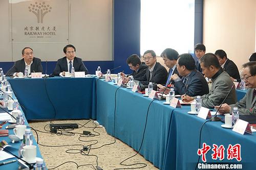 3月9日，中国国务院侨务办公室副主任谭天星携国侨办政法司、国外司、经科司、文化司等部门负责人与列席全国政协会议的海外侨胞座谈，围绕侨胞关心的议题沟通，回应侨胞诉求。 中新社记者 周乾宪 摄