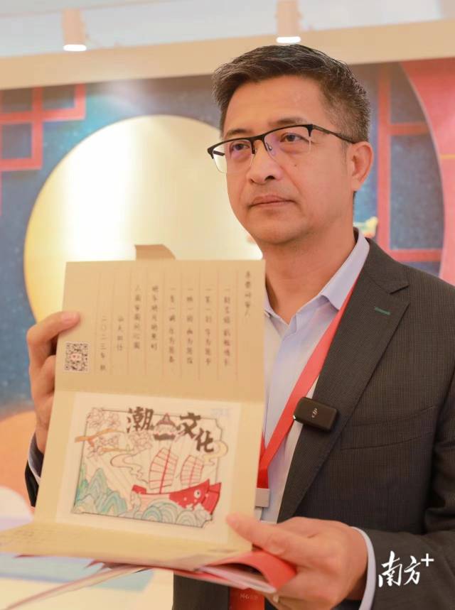 加拿大潮属社团总会副会长林泽军展示自己收到的“侨批邀约”。