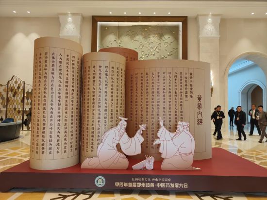 图为大会展示厅中的雕塑。杨大勇 摄