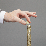 ゆうちょの定期積立をするのと、楽天銀行に普通預金だと金利を比較したときに楽天銀行の方がお得ですよね? 無料で引き出せる回数に制限があること、3万以上の入金でないと手数料がかかること以外に、楽天銀行にデメリットはありますか?