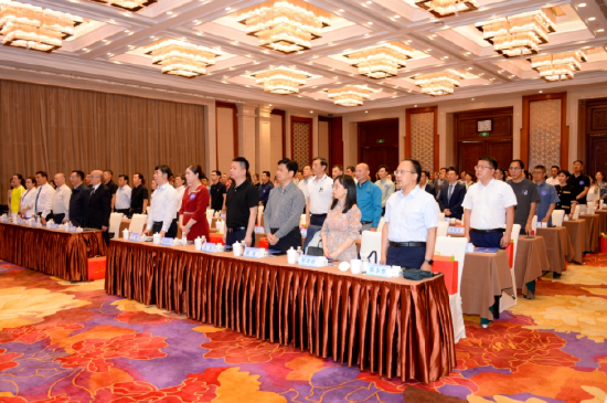 奏唱中华人民共和国国歌