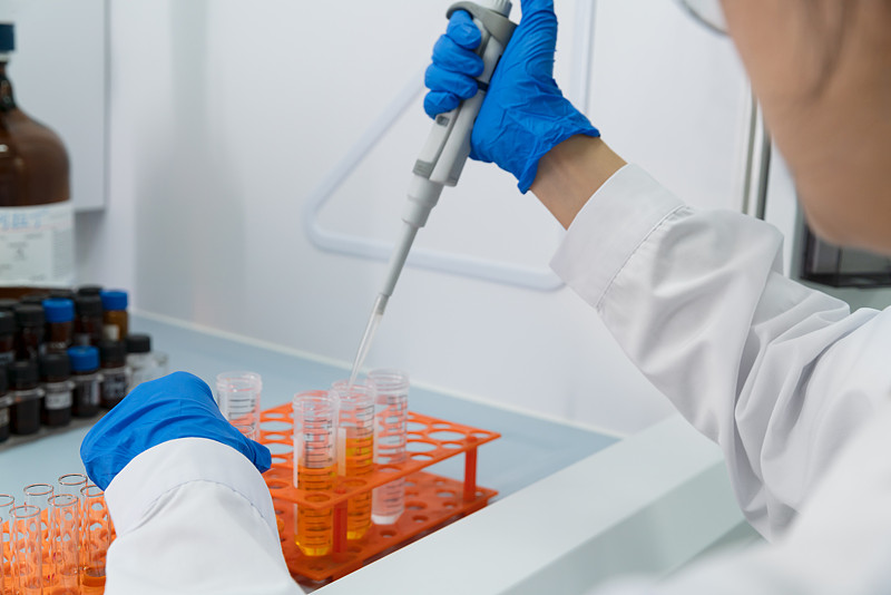 科学家在实验室的生物安全柜中进行科学实验。图片下载