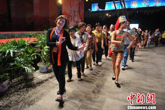 图为第七届世界云南同乡联谊大会2012年9月在玉溪举办，参会同乡与当地少数民族共舞。　任东 摄