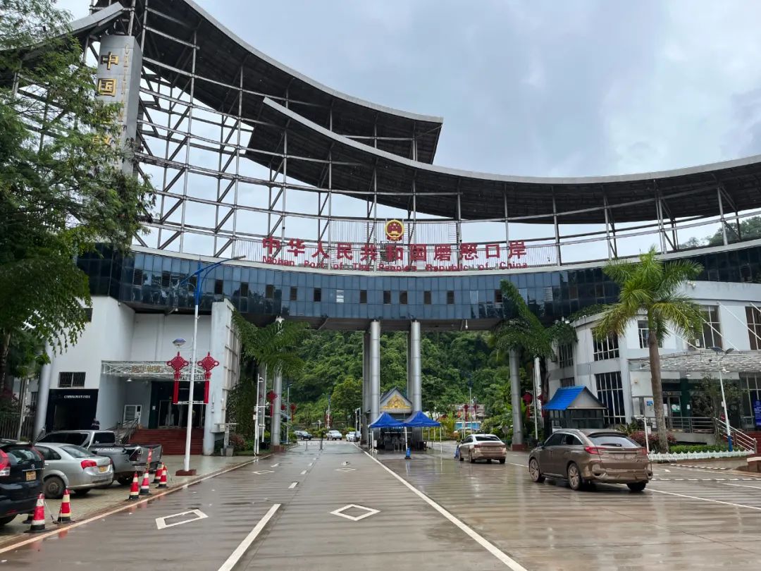 西双版纳州磨憨口岸，中老铁路开通后，众多旅客从这里出境前往东南亚。