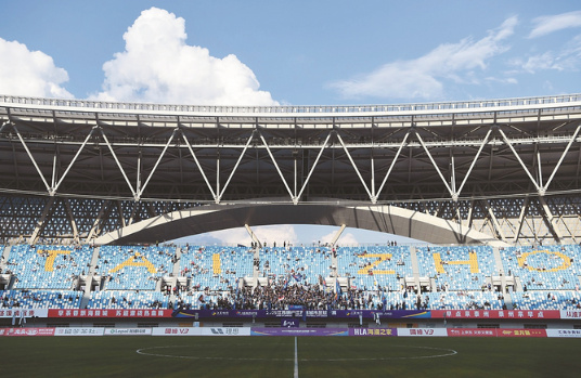 6月29日,江苏省城市足球联赛第五轮泰州队主场迎战徐州队。铁杆球迷提前3小时到场支持球队。新华日报·交汇点记者 万程鹏 摄