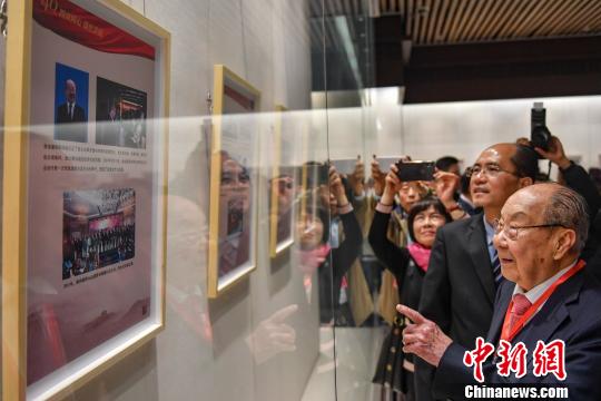 香港爱国实业家、香港潮属社团总会创会主席陈伟南参观展览。 陈骥?F 摄