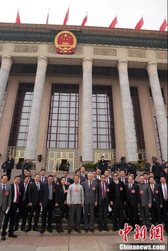 海外列席侨胞在人民大会堂前合影。 　　中新社记者 毛建军 摄