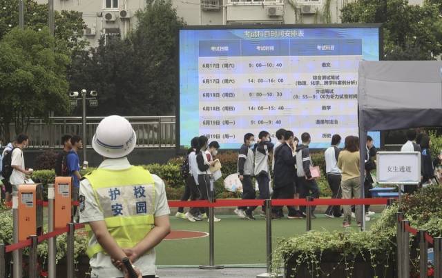 2023年6月17日，上海中考开考，徐汇区田林三中考点。 （视觉中国 / 图）