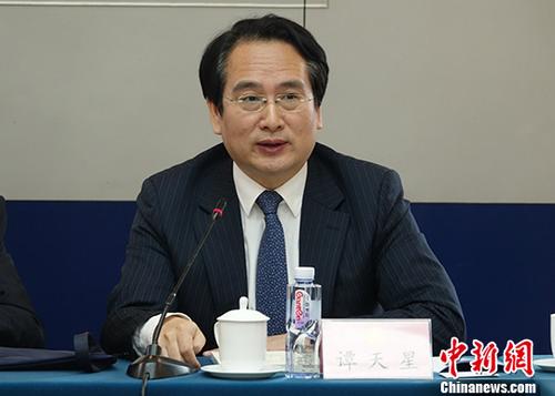 3月9日，中国国务院侨务办公室副主任谭天星携国侨办政法司、国外司、经科司、文化司等部门负责人与列席全国政协会议的海外侨胞座谈，围绕侨胞关心的议题沟通，回应侨胞诉求。 中新社记者 周乾宪 摄