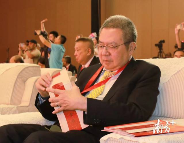 国际潮团总会执行主席陈幼南拆封开“侨批邀约”。