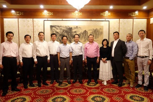 中央统战部副部长谭天星(中)与访华团部分成员合影。中新社记者 付强 摄