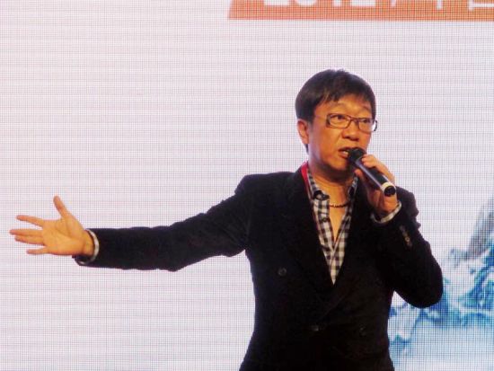 图为文化学者曹启泰发言。