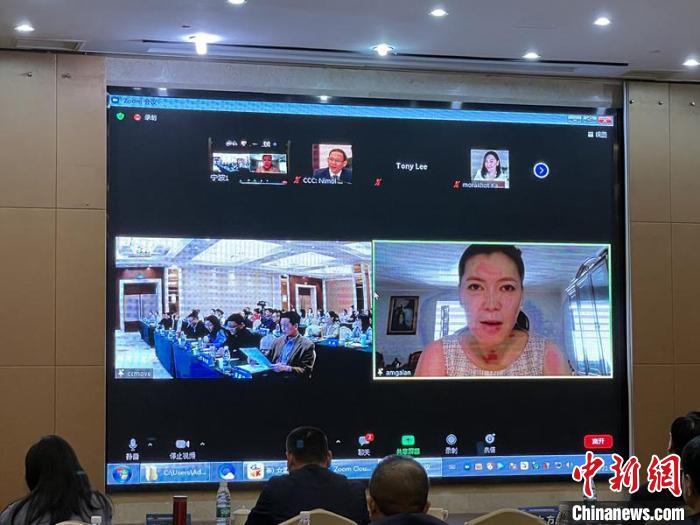 视频连线现场。 胡锦燕 摄