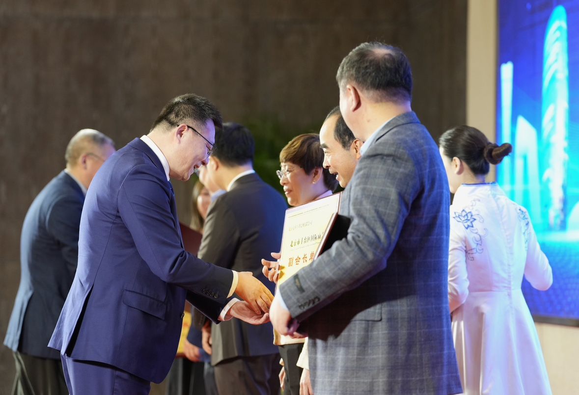 伙伴支持单位现场接受授牌。新京报记者 陶冉 摄