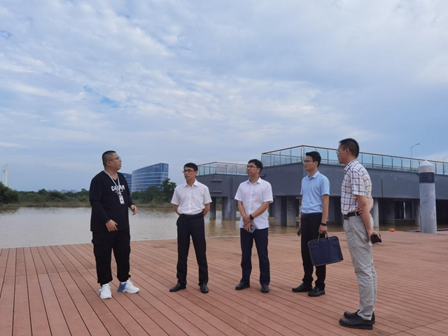 市招商办向我市首批“招商大使”颁发聘书