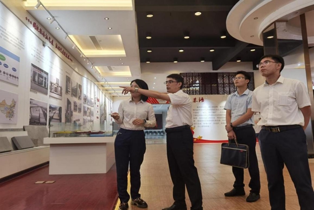 市招商办向我市首批“招商大使”颁发聘书