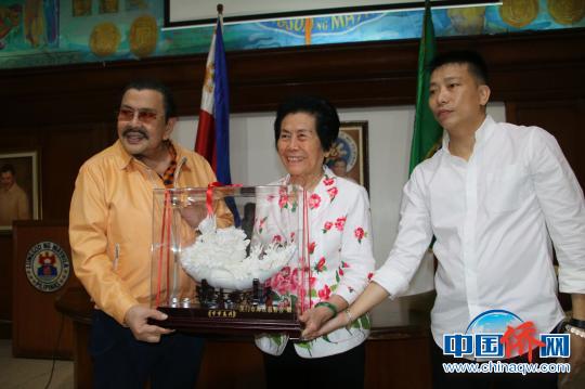 马尼拉市长约瑟夫？埃杰西多？埃思特拉达会见了厦门市海丝慈善会一行，并互增礼品。　钟欣 摄