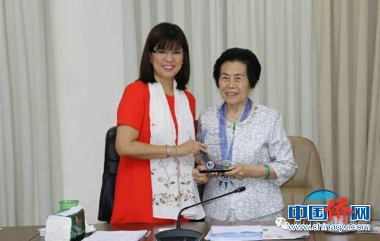 在菲律宾巴库尔市，市长兰尼·麦卡多·瑞微拉女士(左)会见了厦门市海丝慈善会创会会长蔡罗莎女士。　钟欣 摄