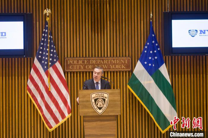 11月1日,纽约警局亚裔高级警官协会在纽约警局总部举行成立仪式。图为亚裔高级警官协会荣誉创会会长、纽约警局前副局长莫虎在仪式上致辞。 马德林 摄