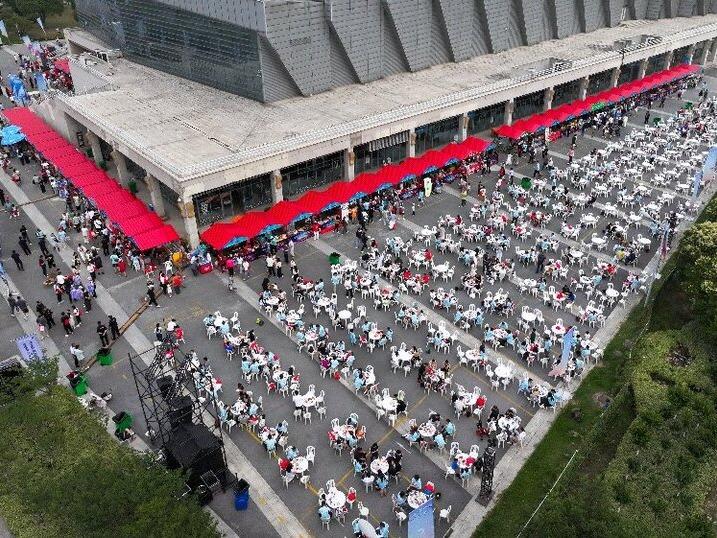 图为6月14日拍摄的江苏淮安“苏超”市集(无人机照片)。新华社记者 李博 摄