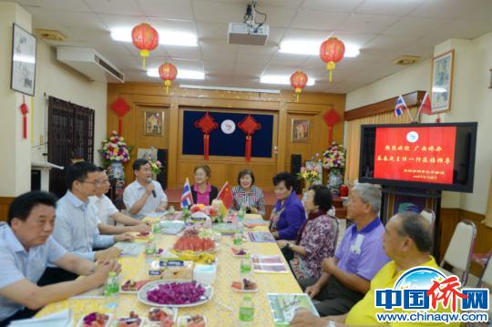 图为代表团拜访勿洞孔子学院 李荣 摄