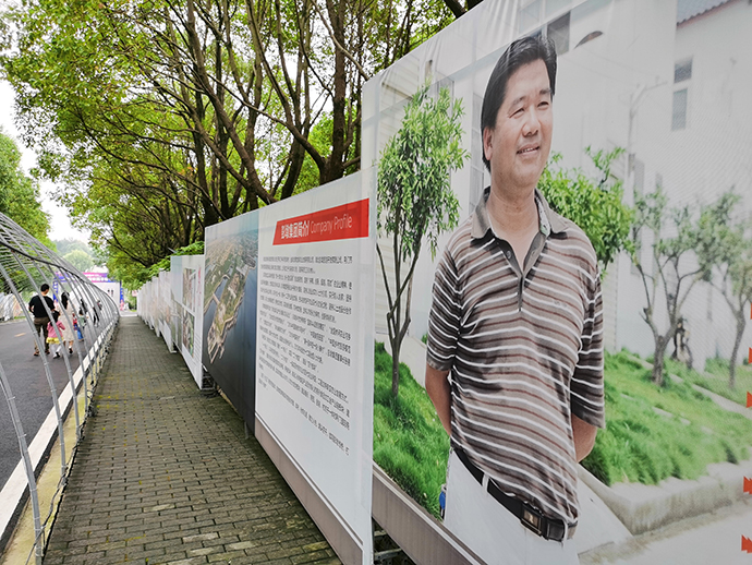 彭墩村景区内的张德华宣传牌。本文图片除注明外，均为澎湃新闻记者 朱远祥 图 