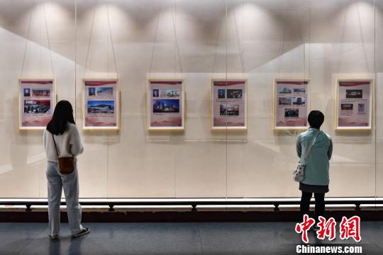 当地市民参观展览。 陈骥?F 摄