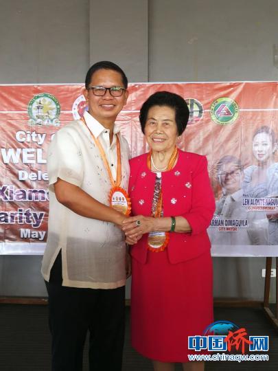 菲律宾比尼扬市市长Arman dimaguila(左)会见了厦门市海丝慈善会创会会长蔡罗莎女士，感谢来自中国的慈善爱心。　钟欣 摄