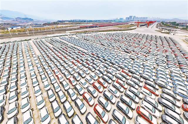 重庆鱼嘴站，等待装车出口的商品车。（摄于三月八日）首席记者 龙帆 摄\视觉重庆