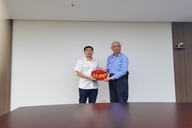 市招商办向我市首批“招商大使”颁发聘书