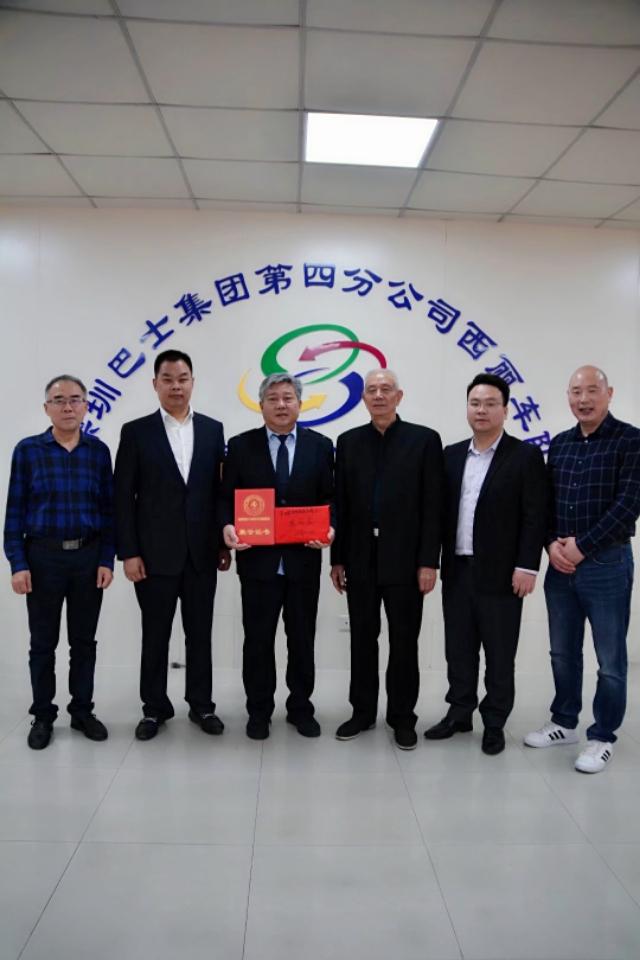 深圳市河南驻马店商会为“深圳最美公交司机”王付山献爱心送温暖